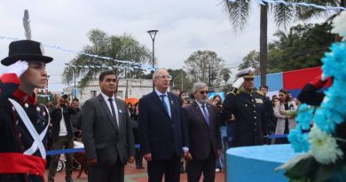 San Ignacio (Misiones): El gobernador encabezó el acto y desfile cívico por el aniversario de la Revolución de Mayo