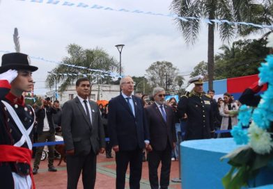 San Ignacio (Misiones): El gobernador encabezó el acto y desfile cívico por el aniversario de la Revolución de Mayo